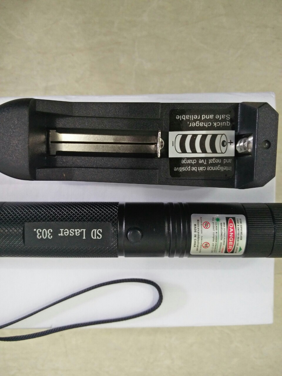 Đèn pin chiếu tia Laser 15x7x2.5 cm SD LASER 303 (tia xanh) OEM-2028 Đèn pin chiếu tia Laser 15x7x2.5 cm SD LASER 303 (tia xanh) OEM-2028