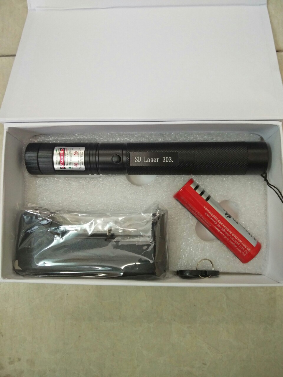 Đèn pin chiếu tia Laser 15x7x2.5 cm SD LASER 303 (tia xanh) OEM-2028 Đèn pin chiếu tia Laser 15x7x2.5 cm SD LASER 303 (tia xanh) OEM-2028